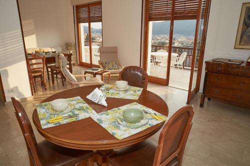 una sala da pranzo con tavolo e sedie e vista di Aerie Esmeralda a Como