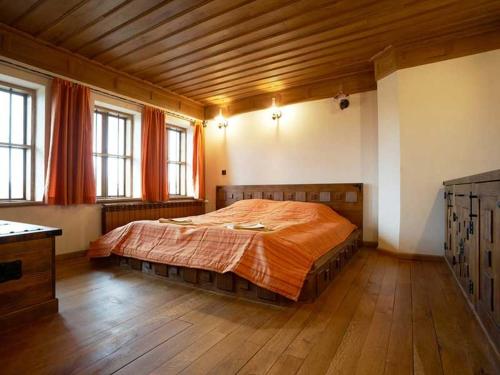 1 dormitorio con 1 cama grande en una habitación en Guest House Dimcho Kehaia's Cafe, en Zheravna