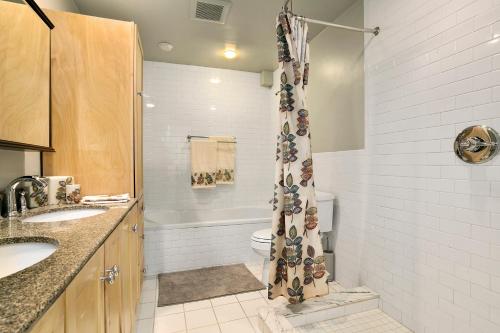 ein Bad mit einer Dusche, einem WC und einem Waschbecken in der Unterkunft 2-bedroom in Upper West Side, private entrance in New York