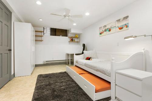Schlafzimmer mit einem Bett und einem Deckenventilator in der Unterkunft 2-bedroom in Upper West Side, private entrance in New York