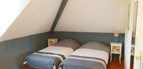 Deux lits sont installés dans une chambre. dans l'établissement Gîte du Port de Saint Valery, à Saint-Valery-sur-Somme