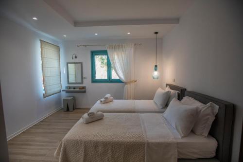 En eller flere senge i et værelse på Exclusive Sea View Villa Madelaine
