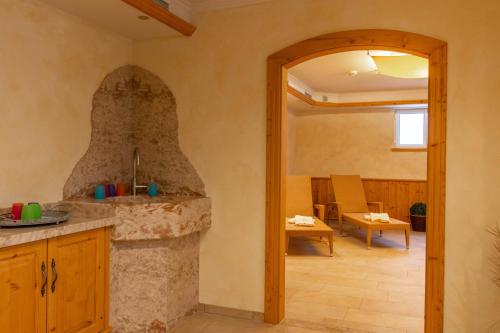 una cucina con porta aperta su un soggiorno di Pension&Appartements Marxenhof a Pertisau