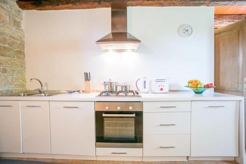 Una cocina o cocineta en Abortolami with Pool and Garden