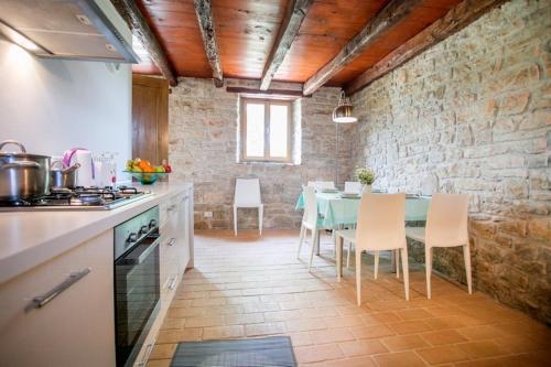 Una cocina o cocineta en Abortolami with Pool and Garden