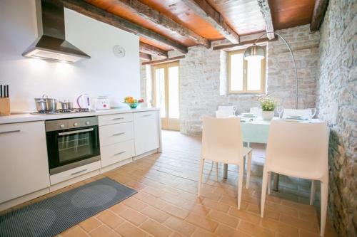 Una cocina o cocineta en Abortolami with Pool and Garden
