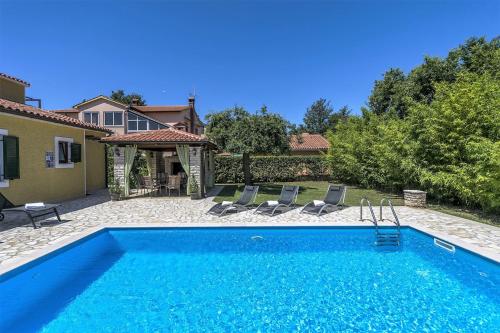 Spacious Three-Bedroom Villa Balun with Pool