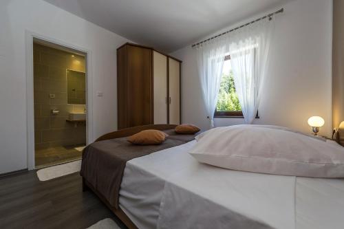 Posteľ alebo postele v izbe v ubytovaní Spacious Three-Bedroom Villa Balun with Pool