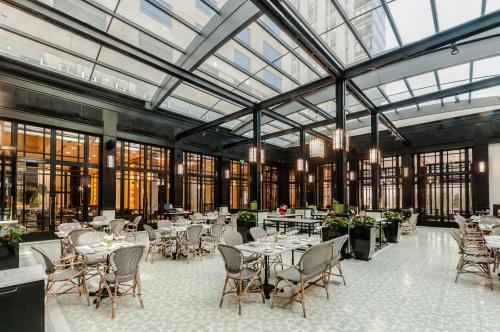 Un restaurante u otro lugar para comer en Alvear Icon Hotel