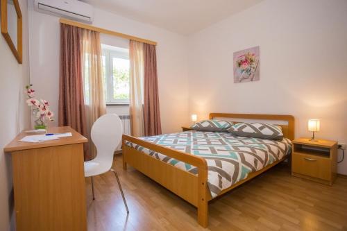 Ένα ή περισσότερα κρεβάτια σε δωμάτιο στο Three-Bedroom Apartment Mir with Private Infinity Pool