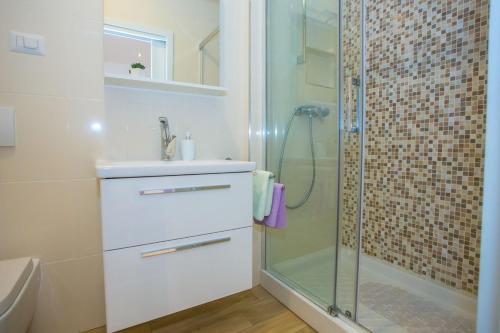 Ένα μπάνιο στο Three-Bedroom Apartment Mir with Private Infinity Pool