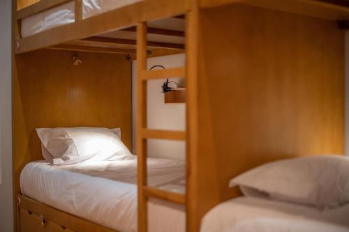 Postel nebo postele na pokoji v ubytování Peach Hostel & Suites