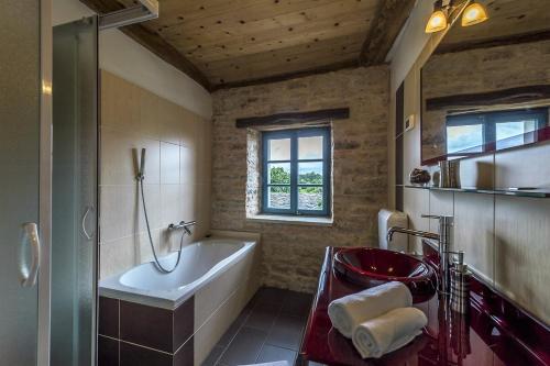 Koupelna v ubytování Attractive Stone Villa M-Mate with Pool - Privacy Guaranteed