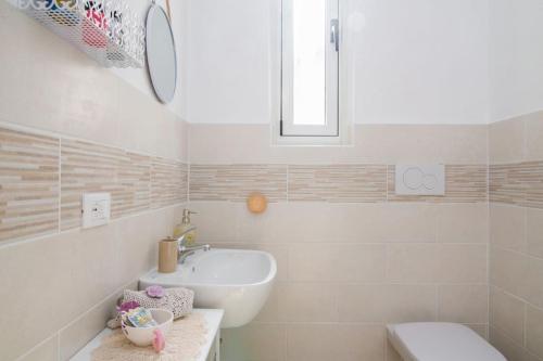 Un baño blanco con lavabo e inodoro. en Amazing Sea view, free parking, near to the centre, en Trieste