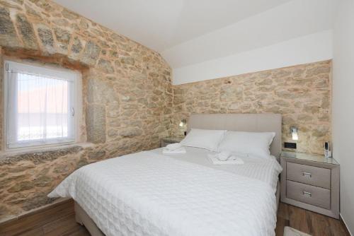 Posteľ alebo postele v izbe v ubytovaní Beautiful Villa Petra with Summer Kitchen and Pool