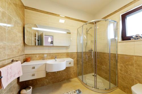 Koupelna v ubytování Spacious Villa Sany with Private Pool