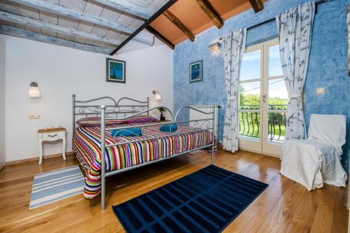 1 dormitorio con cama y ventana grande en Exclusive Villa Tomani with Private Pool en Krmed
