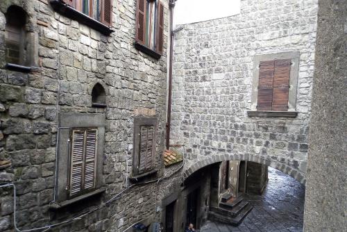an alley in an old stone building with two bridges at casa medioevo in Viterbo