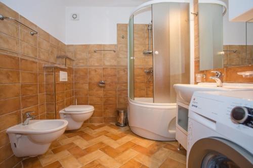 Ένα μπάνιο στο Manuel with Swimming Pool