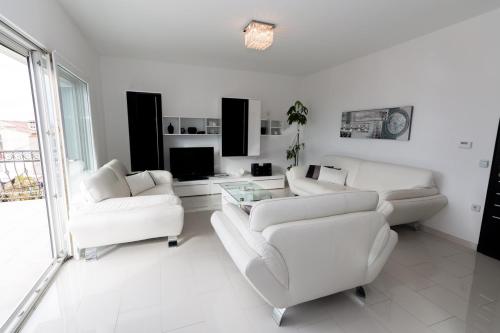 Χώρος καθιστικού στο Holiday House Queens with Sea View