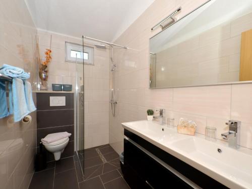 Ένα μπάνιο στο Apartments Silva with a view of sea