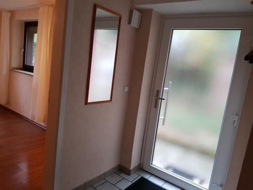 um quarto vazio com uma porta e uma janela em 2 Zi-Appartment mit Gartennutzung em Brühl