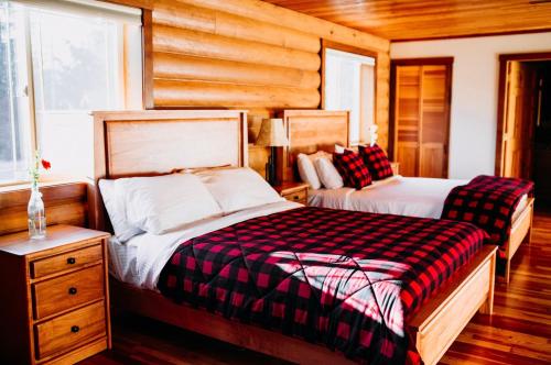 Postel nebo postele na pokoji v ubytování Cowichan River Lodge