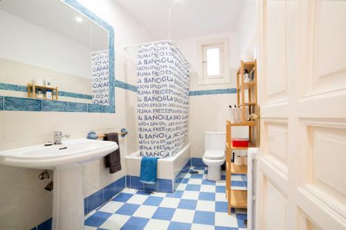 ein Bad mit einem Waschbecken und einem WC in der Unterkunft Chueca Just For You in Madrid