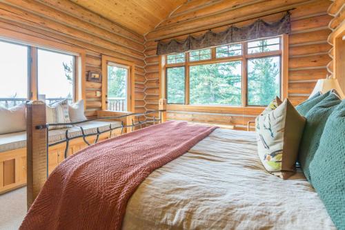 a bedroom with a bed in a log cabin at Huckleberry Hideaway in Big Sky