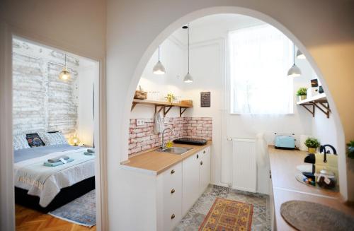 A kitchen or kitchenette at Villa Inda Rooms