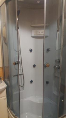 Ένα μπάνιο στο Central Daugavpils Apartment