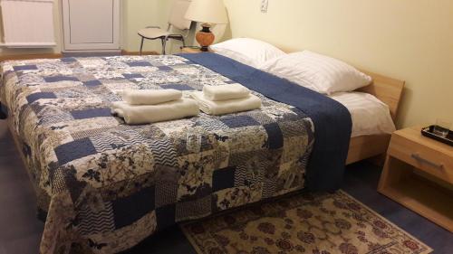 um quarto com uma cama com duas toalhas em Gražinos apartamentai em Panevėžys