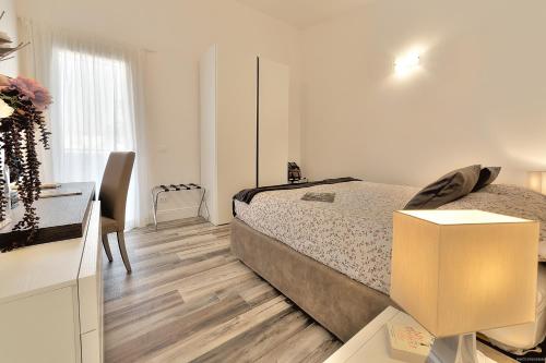 フィレンツェにあるGuelfa 30-Exclusive Suite in the heart of Florenceのベッドルーム1室(ベッド1台、テーブル、デスク付)