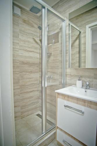 a bathroom with a shower and a sink at Park Apartman in Arandjelovac