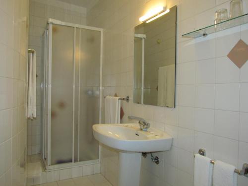 a white bathroom with a sink and a shower at Sao Tomas in Fátima