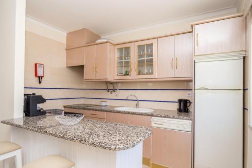 
A kitchen or kitchenette at Dunas do Alvor T2
