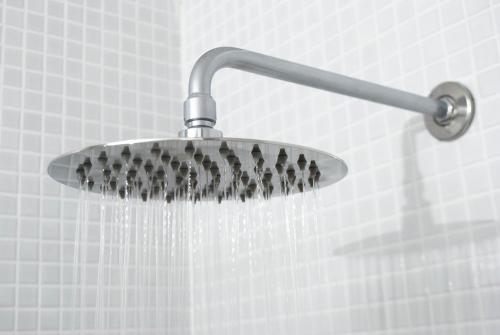 un soffione doccia con acqua che ne esce di new design apartment a Duisburg