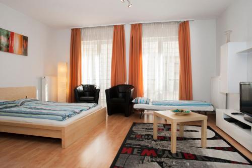 - une chambre avec 2 lits, une télévision et une table dans l'établissement Gabriella studio in the downtown., à Budapest