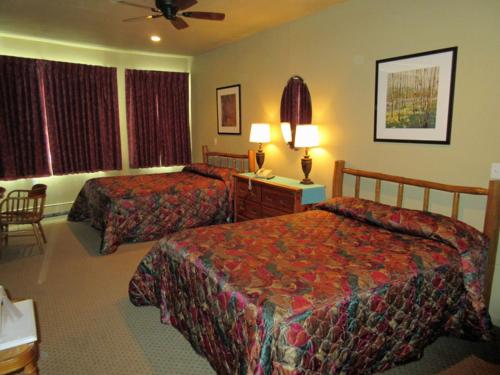 een hotelkamer met 2 bedden in een kamer bij Soda Butte Lodge in Cooke City