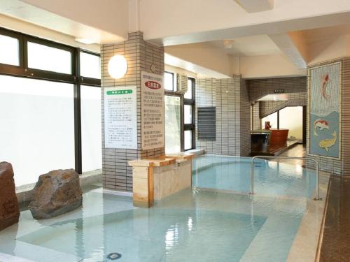 einem großen Pool in einem Gebäude mit in der Unterkunft Itoen Hotel Bandai Mukaitaki in Koriyama