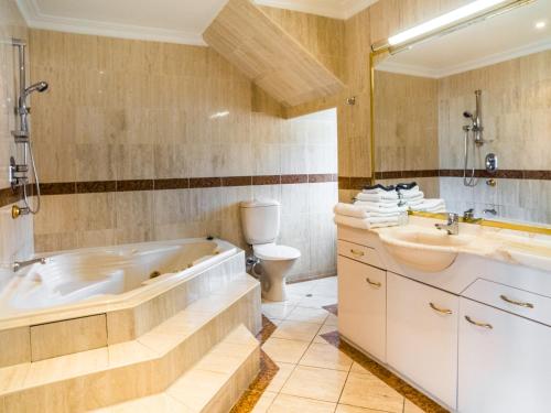Ένα μπάνιο στο U Suites on Courtenay