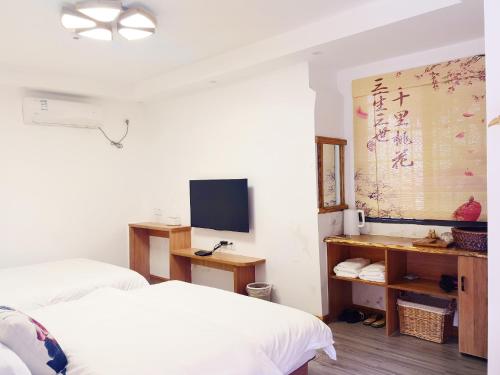 Un pat sau paturi într-o cameră la Zhangjiajie Tingyutang Little Yard