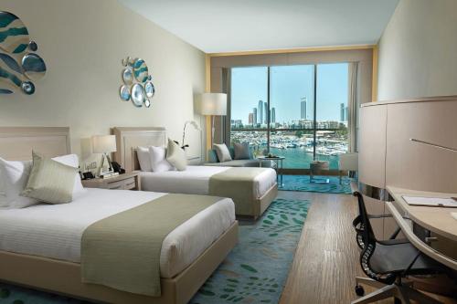 Postel nebo postele na pokoji v ubytování Royal M Hotel Abu Dhabi by Gewan
