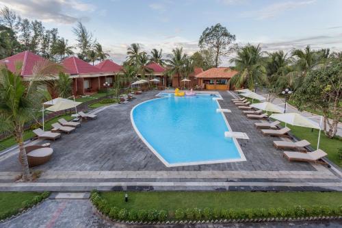 Вид на бассейн в Gold Coast Phu Quoc Beach Resort или окрестностях