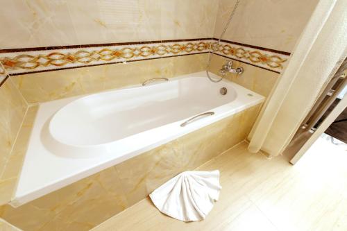 bañera blanca en el baño en I Residence Hotel Silom, en Bangkok