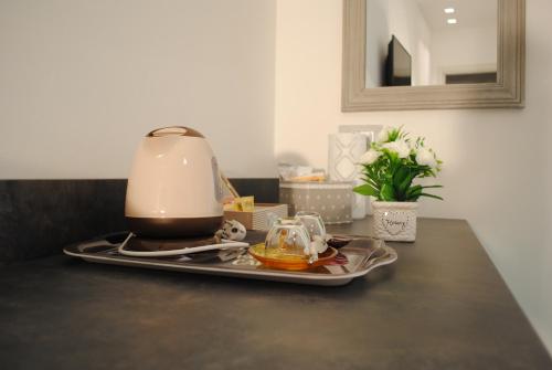 - Hervidor de té en una bandeja en Bergamo Alta Guest House, en Bérgamo