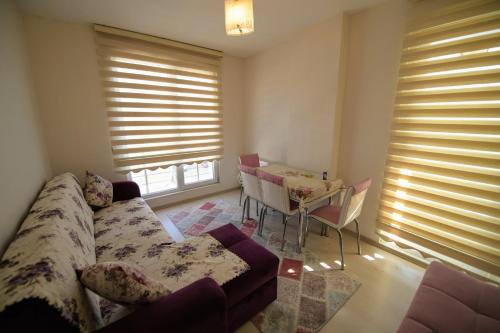 een woonkamer met een bank en een tafel bij Serenity Apart in Kırklareli