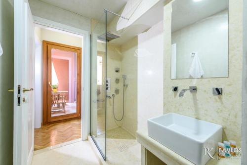 Et badeværelse på Candia Suites & Rooms