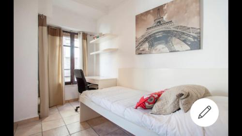 バレンシアにあるCarrer del Músic Peydró, 46 Apartament 5のベッドルーム1室(ベッド1台、デスク、写真付)