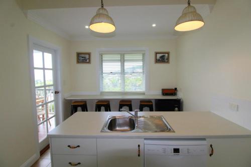 A kitchen or kitchenette at Crescent Haven, 2A View Street,